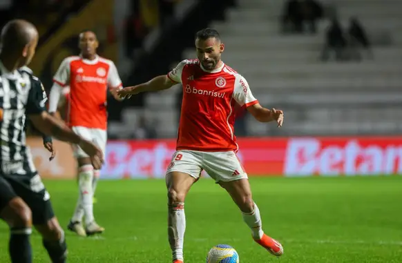 Thiago Maia está perto de voltar ao Santos (Foto: Ricardo Duarte / SC Internacional)