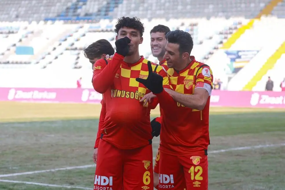 Victor Hugo, do Göztepe, comemora primeiro gol na Europa