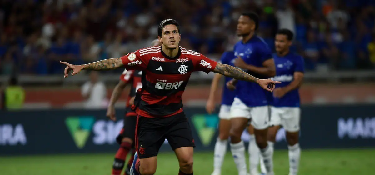 Vitória recoloca o Flamengo na perseguição ao líder e sonhando com título