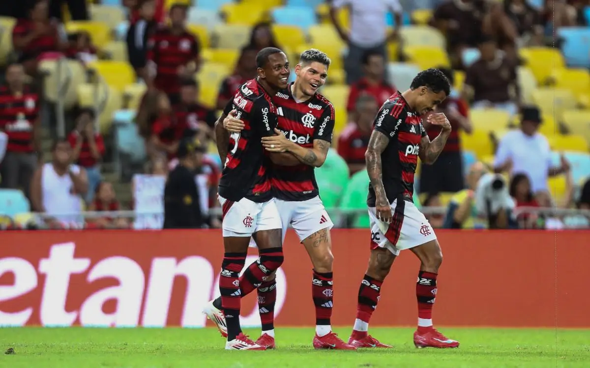 Wallace Yan (à esquerda) marcou na vitória do Flamengo sobre o Sampaio Corrêa