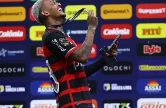 Wesley recebe medalha da Copa do Brasil por título do Flamengo (Foto: Gilvan de Souza / CRF)