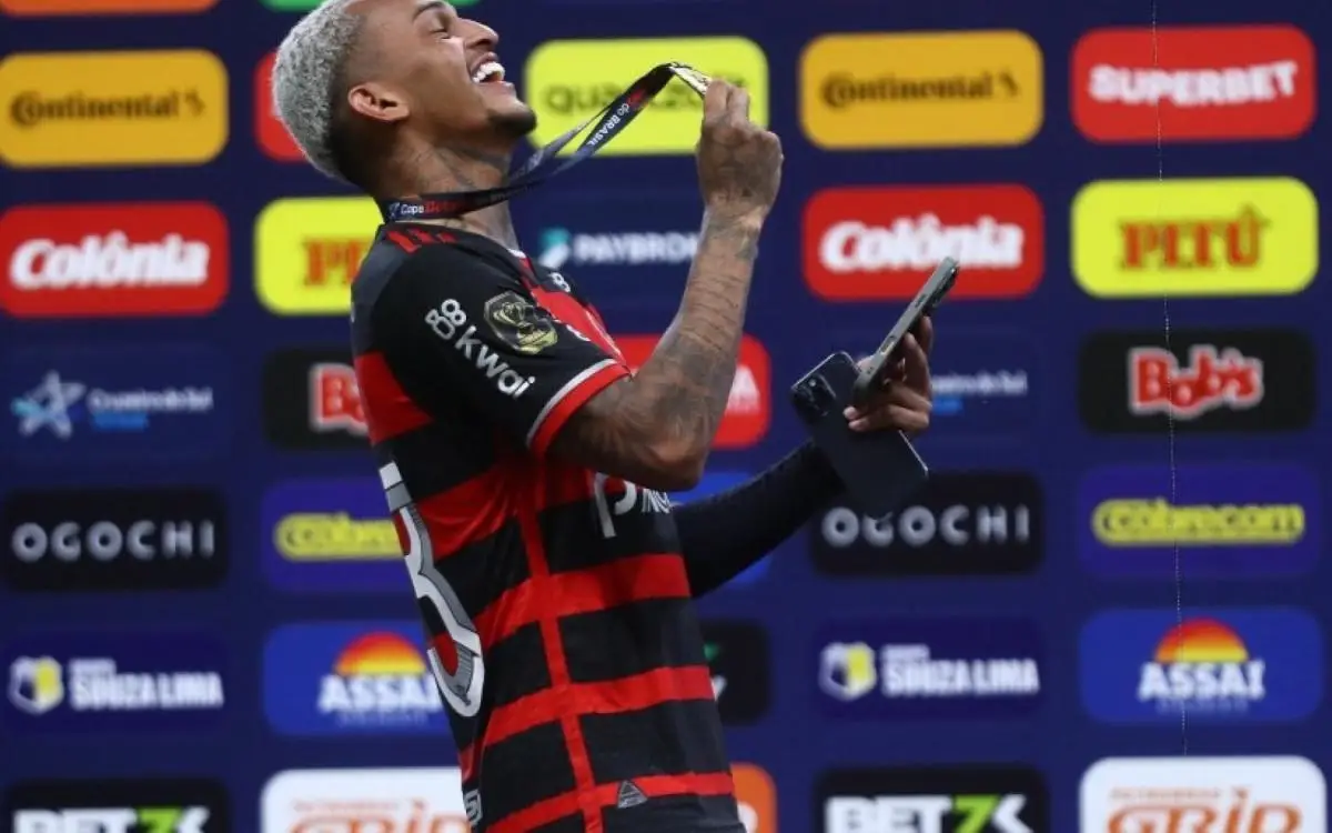 Wesley recebe medalha da Copa do Brasil por título do Flamengo