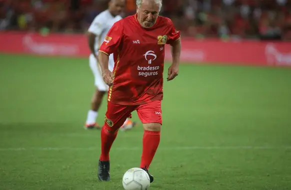 Zico em ação na 20ª edição do Jogo das Estrelas: ídolo do Flamengo recebe homenagem no Carioca (Foto: Pedro Teixeira / Agência O Dia)