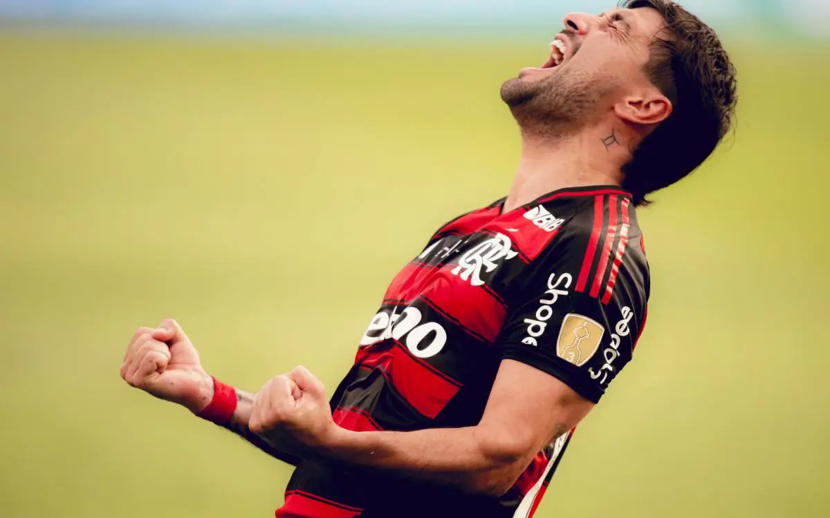Arrascaeta deu assistência para o gol do título do Flamengo na Libertadores