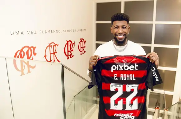 Emerson Royal assinou vínculo com o Flamengo até o fim de 2028 (Foto: Adriano Fontes / Flamengo)