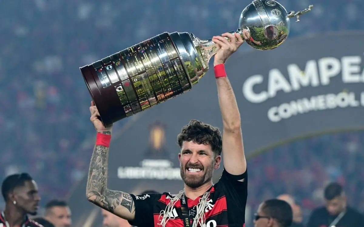Léo Pereira com a taça da Libertadores