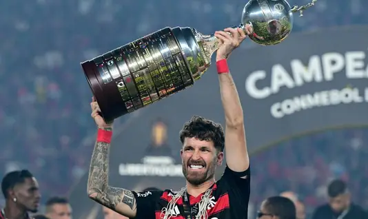 Léo Pereira elogia Palmeiras e exalta Filipe Luís