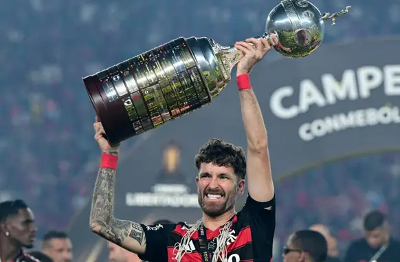Léo Pereira com a taça da Libertadores (Foto: AFP)