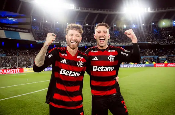 Léo Pereira e Léo Ortiz foram dupla de zaga do Flamengo (Foto: Adriano Fontes / Flamengo)