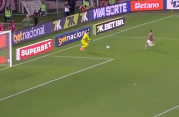 Rossi perdeu a bola para Serna fazer o segundo gol tricolor no Fla-Flu (Foto: Reprodução de TV / Premiere)
