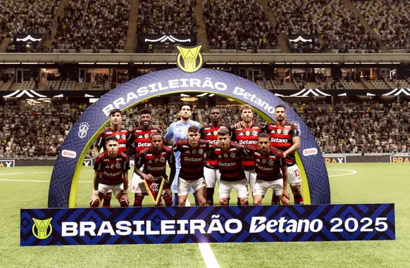 Time titular do Flamengo para encarar o Atlético-MG, na Arena MRV (Foto: Adriano Fontes / Flamengo)