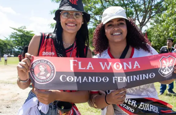 Torcedoras do Flamengo compareceram ao AeroFla (Foto: Érica Martin / Agência O Dia)