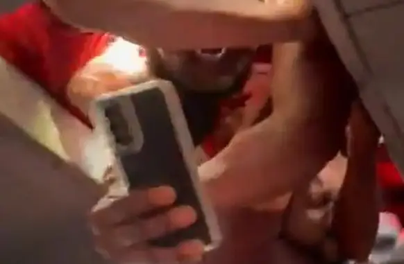 Torcedores entram no ônibus do Flamengo (Foto: Reprodução)