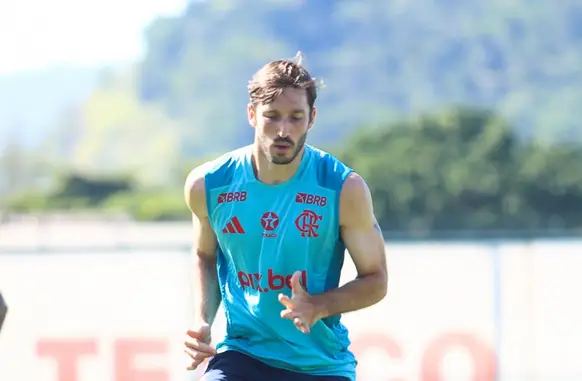 Viña em treino do Flamengo (Foto: Gilvan de Souza / Flamengo)