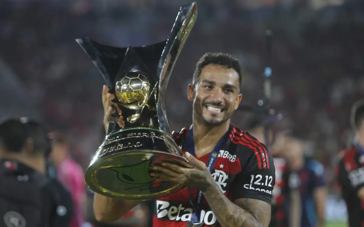 Danilo com a taça do Brasileirão