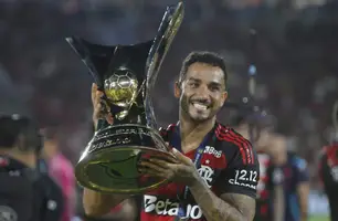 Danilo com a taça do Brasileirão (Foto: Reginaldo Pimenta / Agência O Dia)