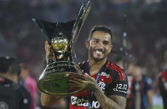 Danilo com a taça do Brasileirão (Foto: Reginaldo Pimenta / Agência O Dia)