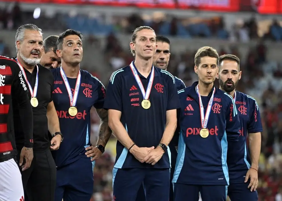 Empresário ‘trava’ renovação Filipe Luís com Flamengo; entenda empecilho