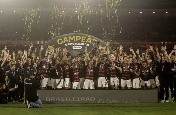 ENECAMPEÃO! Flamengo vence o Ceará e se torna o maior vencedor do Brasileirão. (Foto: Divulgação)