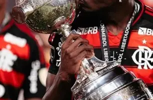 Evertton Araújo com a taça da Libertadores (Foto: Divulgação / Flamengo)
