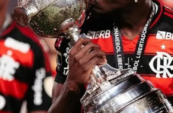 Evertton Araújo com a taça da Libertadores (Foto: Divulgação / Flamengo)