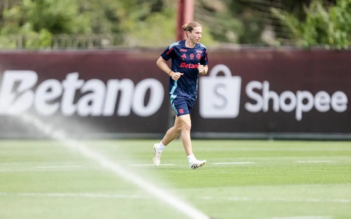 Filipe Luís em treino no Ninho do Urubu