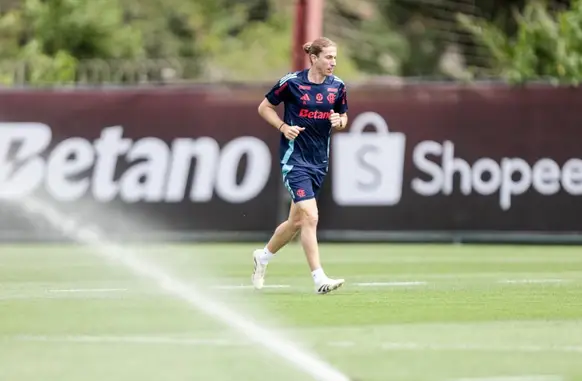 Filipe Luís em treino no Ninho do Urubu (Foto: Gilvan de Souza / Flamengo)