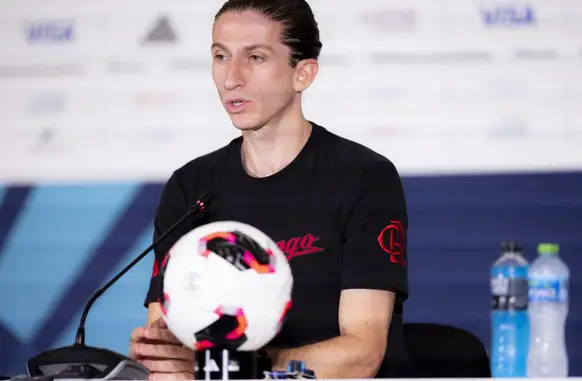 Filipe Luís mostra preocupação com a força física do Pyramids e por isso deve mexer no Flamengo (Foto: Adriano Fontes/Flamengo)