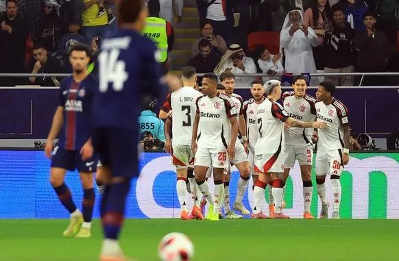 Jogadores do Flamengo comemoram o gol de Jorginho contra o PSG (Foto: Thaier Al-Sudani/Reuters)