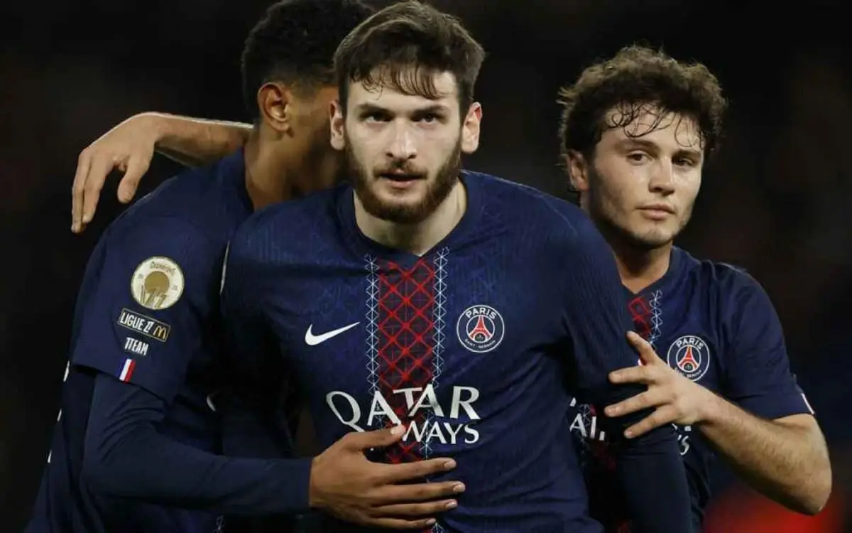 Kvaratskhelia comemora após marcar para o PSG sobre o Rennes
