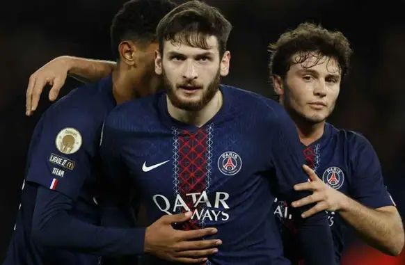Kvaratskhelia comemora após marcar para o PSG sobre o Rennes (Foto: Efe/Epa/Yoan Valat)