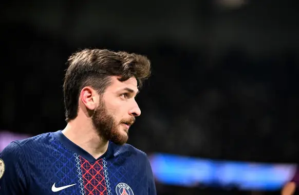 Kvaratskhelia em jogo do PSG (Foto: Bertrand Guay / AFP)