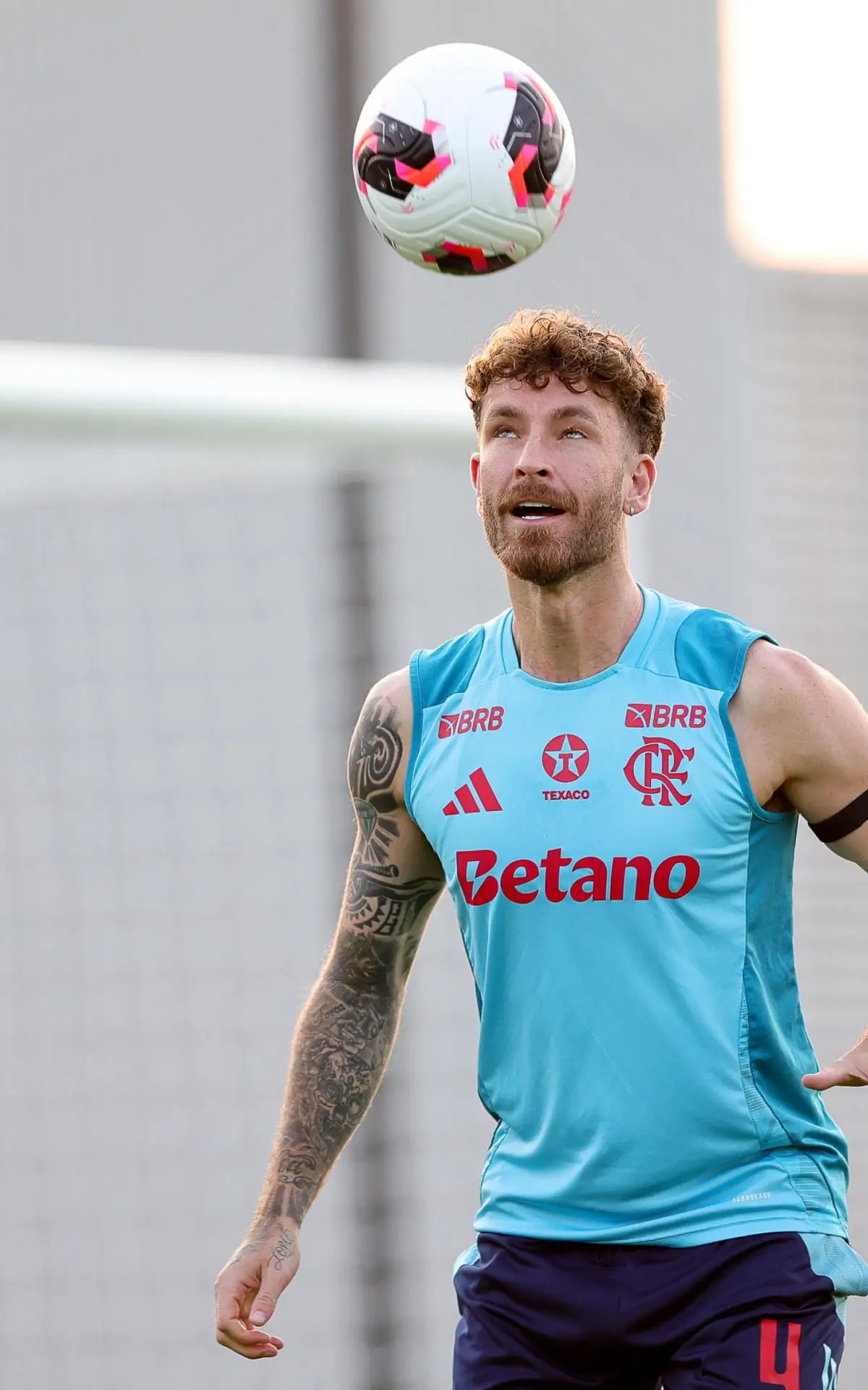 Léo Pereira em treino do Flamengo no Catar