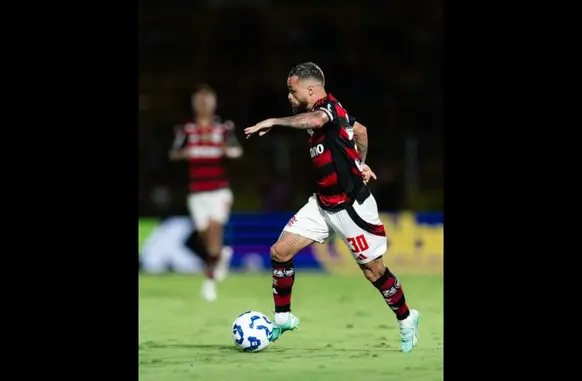 Michael em ação pelo Flamengo no duelo com o Mirassol, no Estádio Campos Maia (Foto: Caique Coufal / Flamengo)