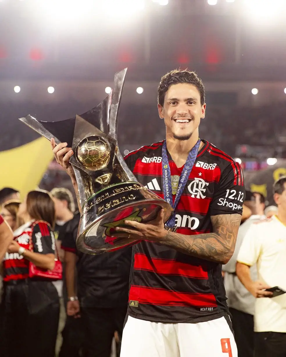 Pedro com a taça de campeão brasileiro 2025