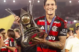 Pedro com a taça de campeão brasileiro 2025 (Foto: Adriano Fontes/Flamengo)