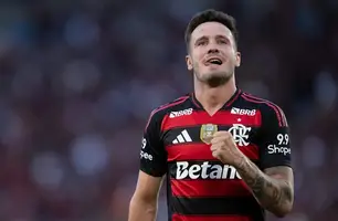 Saúl em ação pelo Flamengo (Foto: Jorge Rodrigues / AGIF)