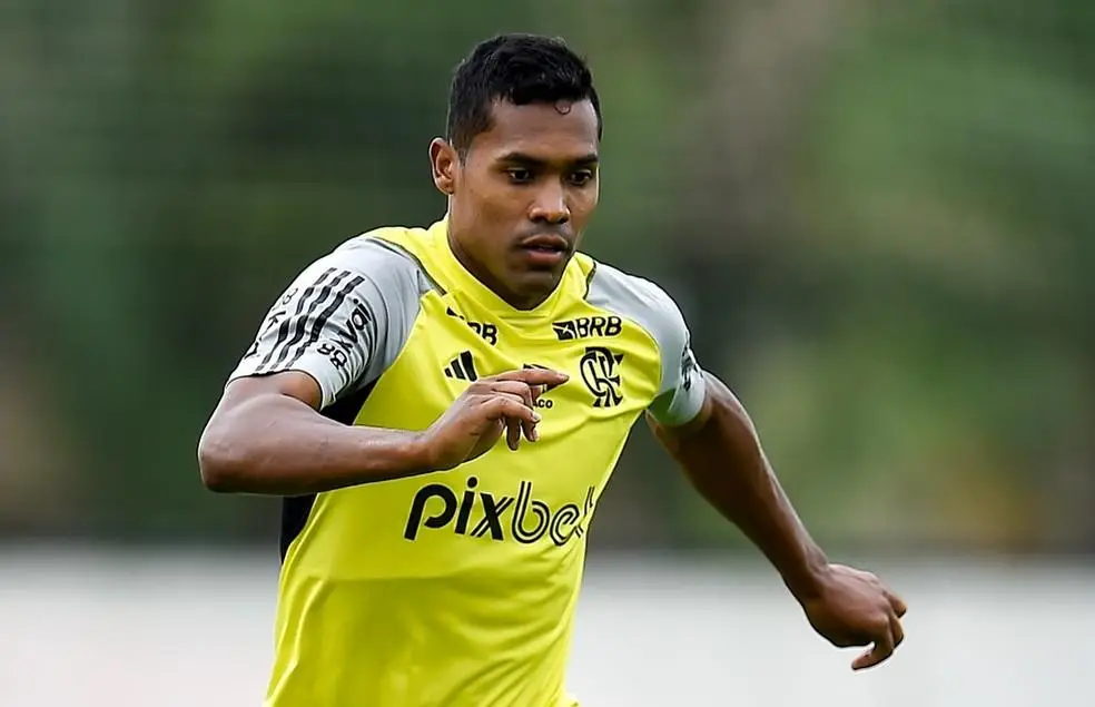 Alex Sandro, do Flamengo, tem lesão detectada na coxa esquerda