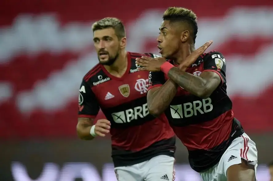 Arrascaeta e Bruno Henrique se tornaram os maiores campeões da história do Flamengo