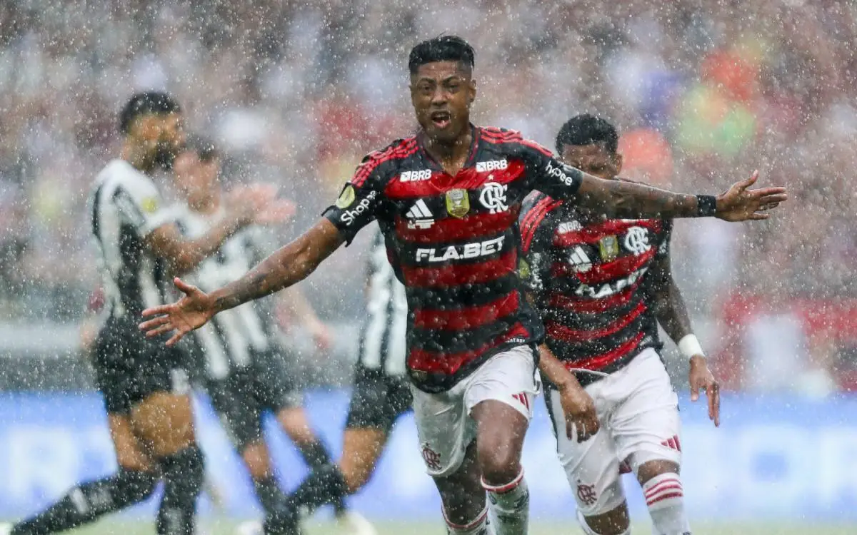 Bruno Henrique  comemora o gol de pênalti que abriu o placar no clássico Botafogo x Flamengo