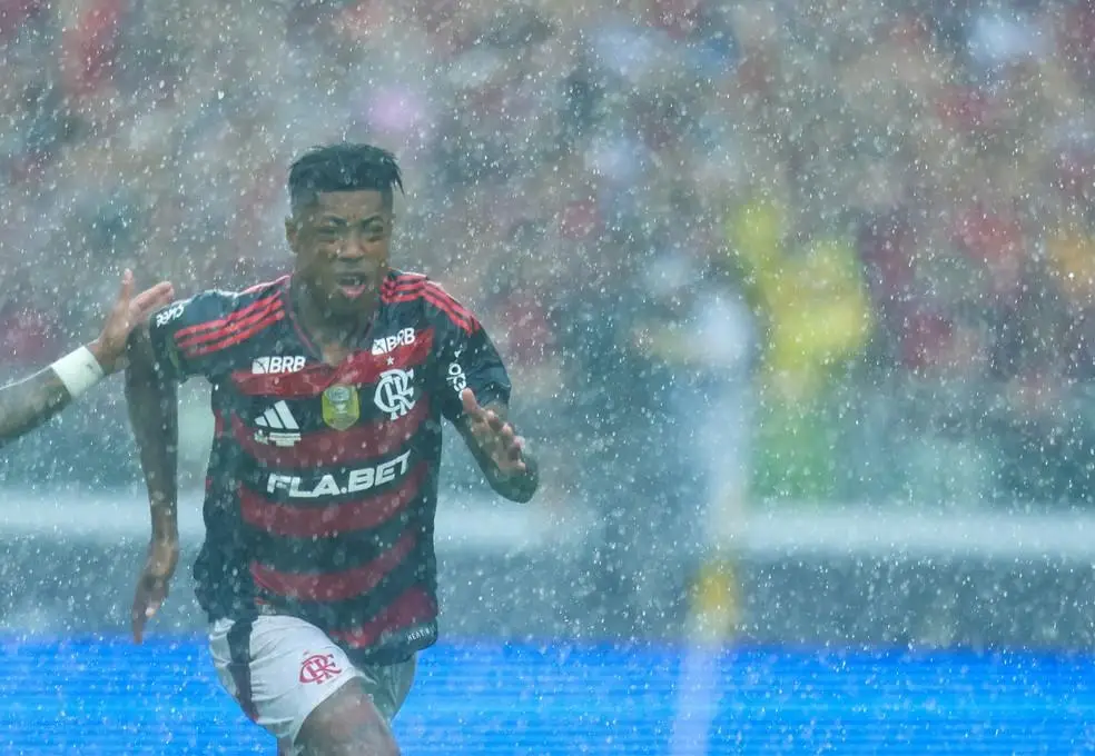 Bruno Henrique comemora um de seus gols na vitória sobre o Botafogo