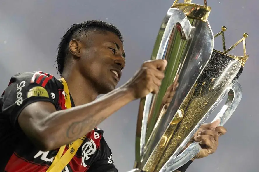 Bruno Henrique ergue a taça da Supercopa do Brasil