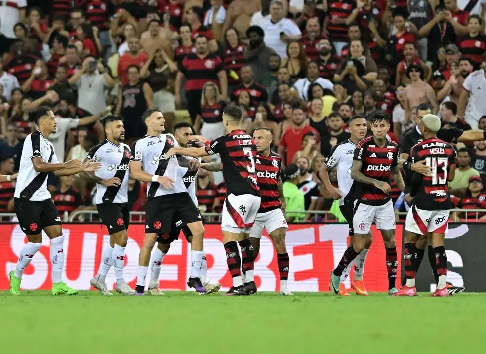 Confusão no Maracanã durante o clássico entre Flamengo e Vasco