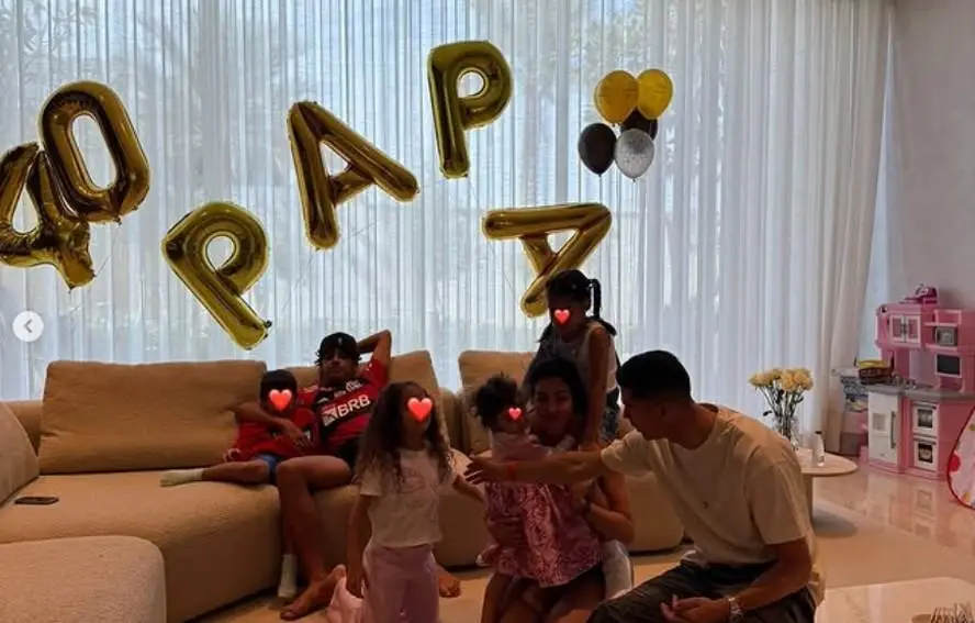 Cristiano Ronaldo Jr. comemora aniversário de 40 anos do pai com a camisa do Flamengo