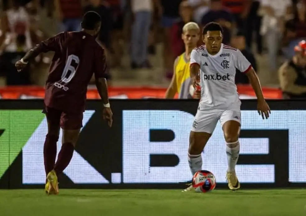 Daniel Sales em ação pelo Flamengo contra o Madureira