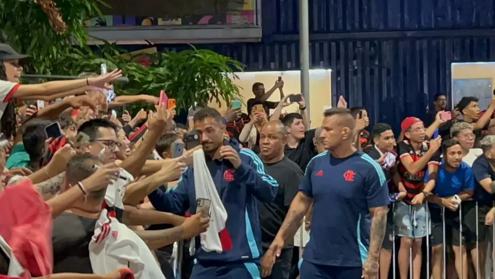 Danilo atende aos torcedores em frente ao hotel do Flamengo em Belém, no Pará