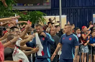 Danilo atende aos torcedores em frente ao hotel do Flamengo em Belém, no Pará (Foto: Letícia Márques)