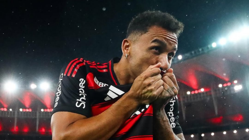 Danilo ‘bate recorde’ e conquista título em estreia pelo Flamengo