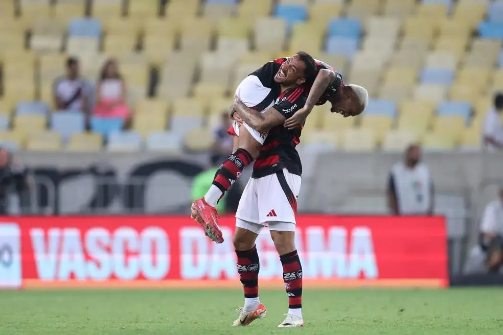 Danilo e Wesley comemoram após vitória sobre o Vasco