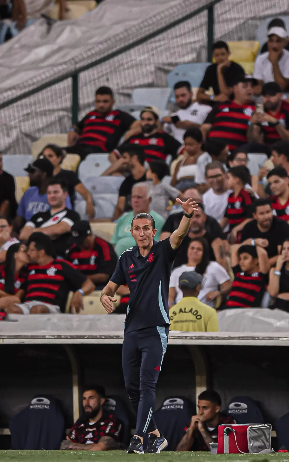 Filipe Luís comandando o Flamengo em clássico